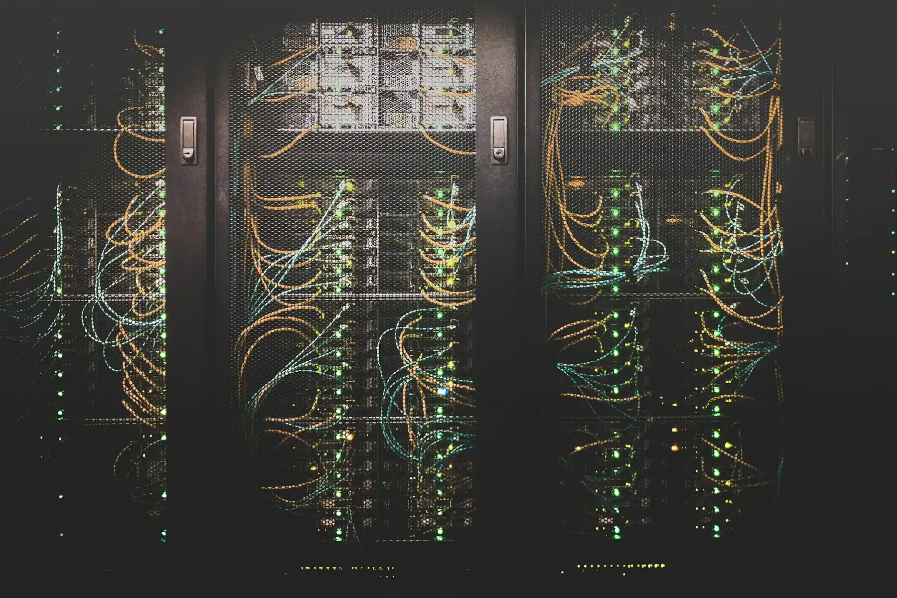 Des baies réseau relient l’infrastructure physique d’une plateforme de données.