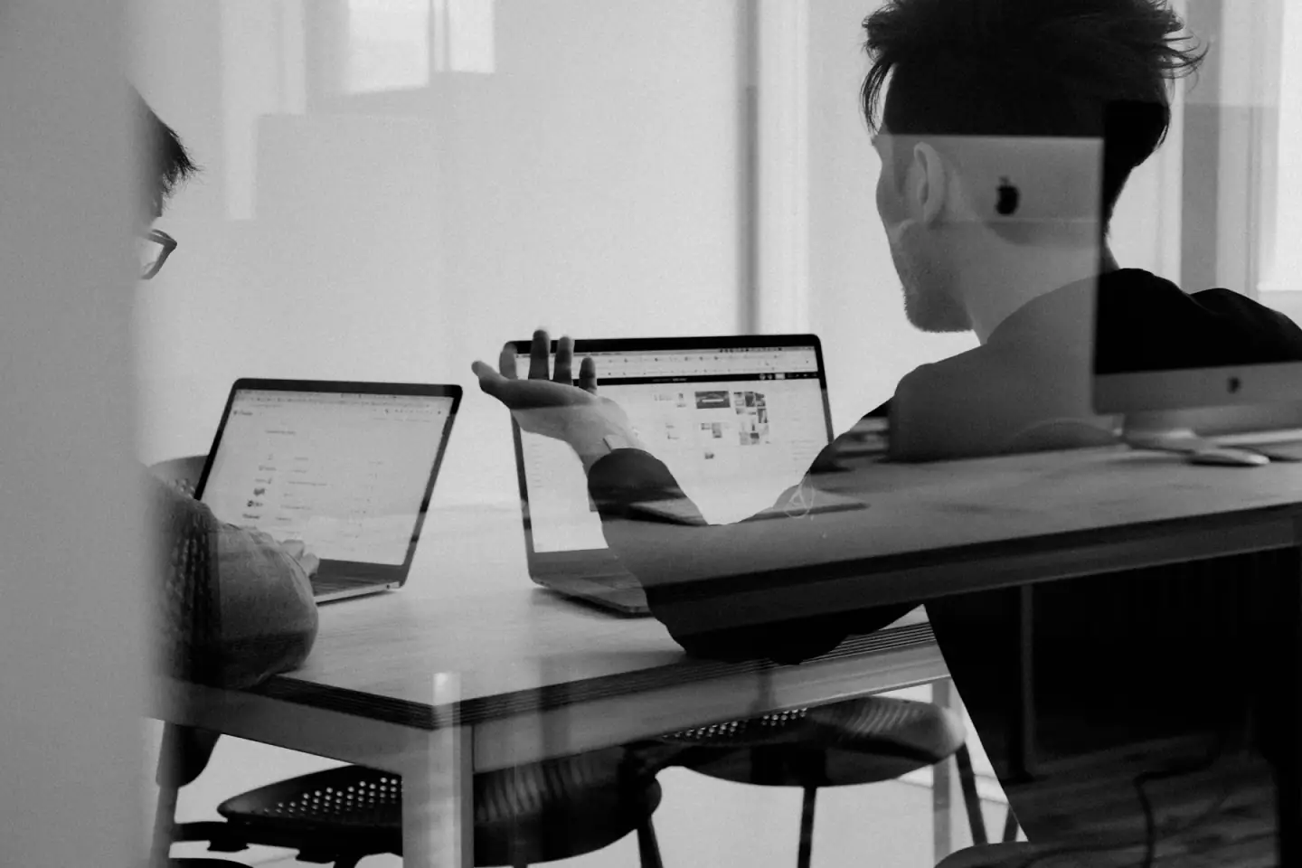 Des responsables préparent une séance de travail autour d’un ordinateur et de documents.