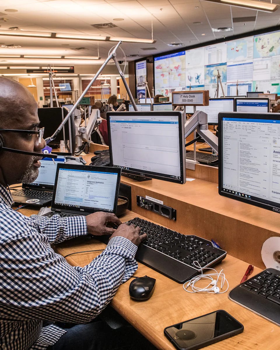 Un opérateur supervise des équipements depuis un centre de contrôle.