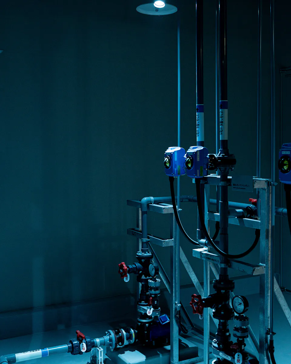 Un équipement UV-C traite l’eau dans une installation technique.