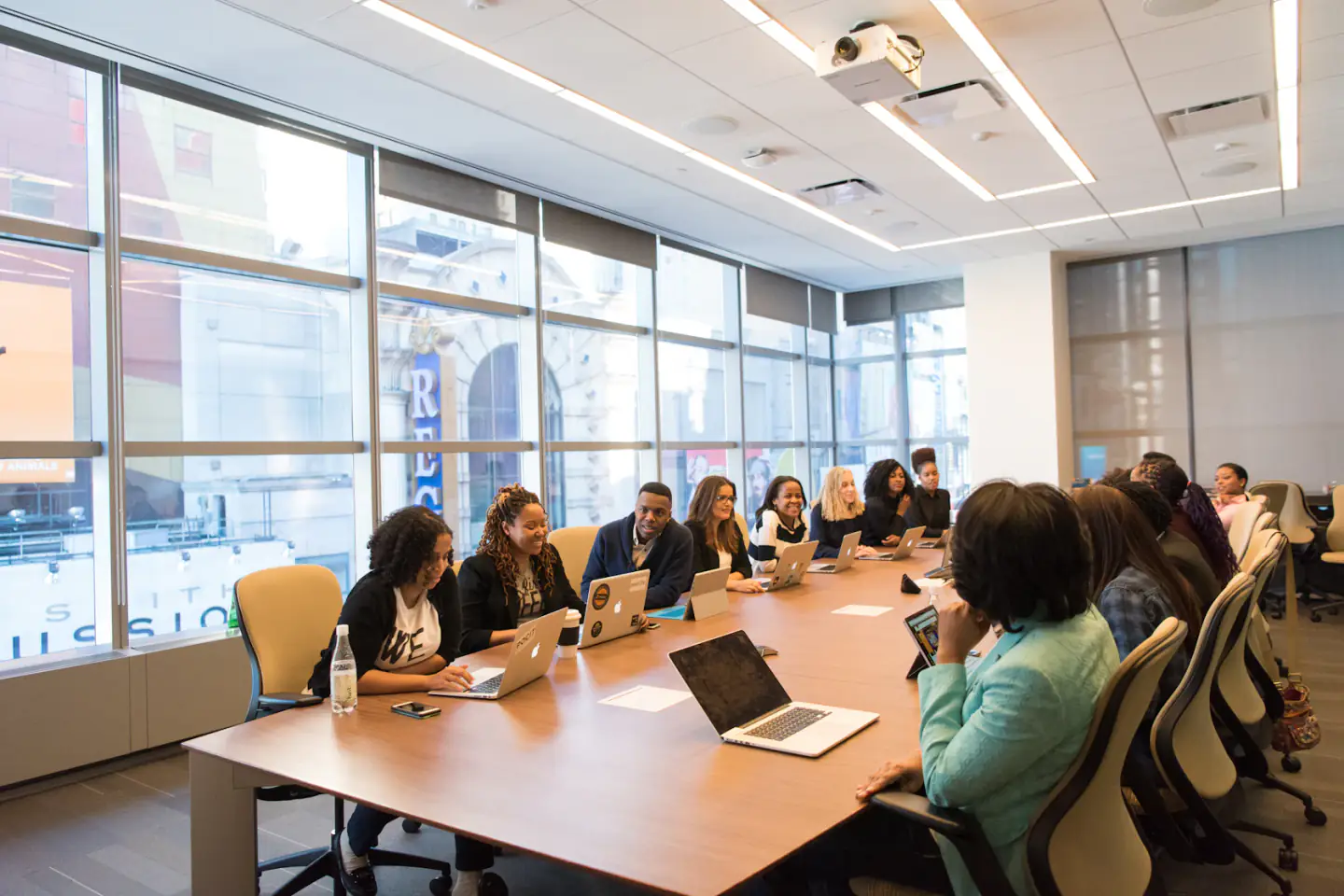 Une équipe diverse participe à une formation autour d’une table.