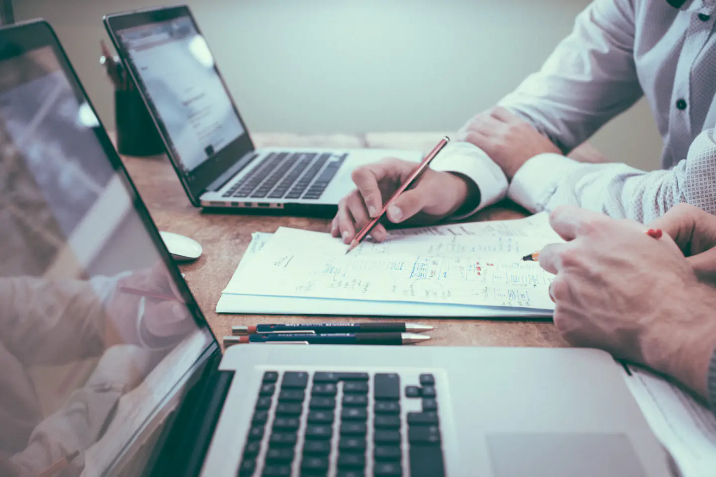 Des documents de gouvernance sont examinés à côté d’un ordinateur portable.
