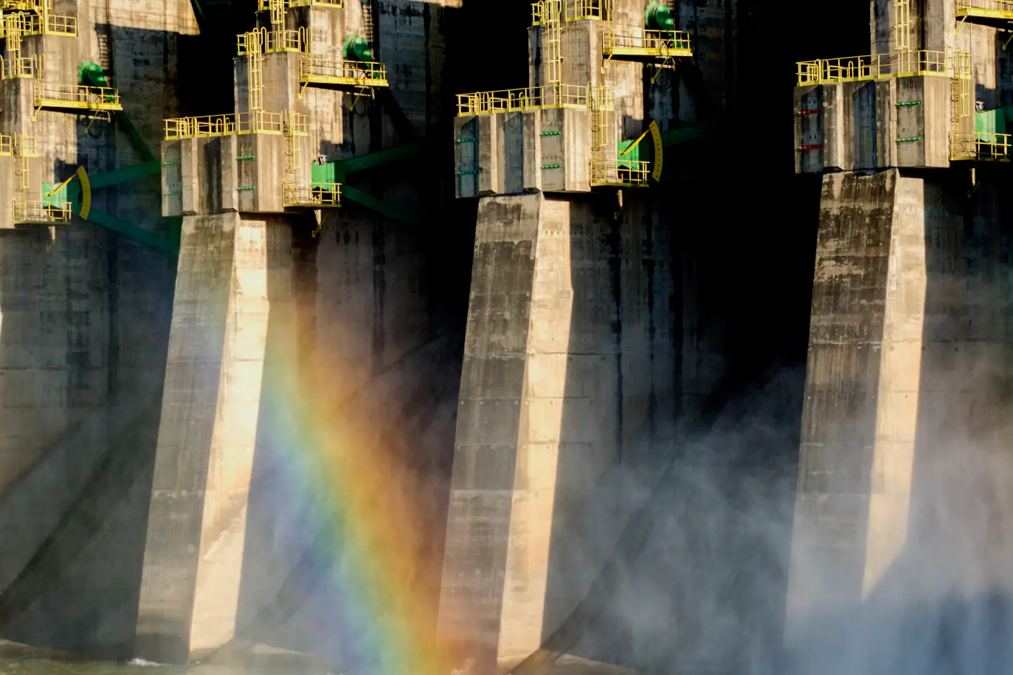 Un ouvrage d’infrastructure franchit un cours d’eau dans un paysage industriel.
