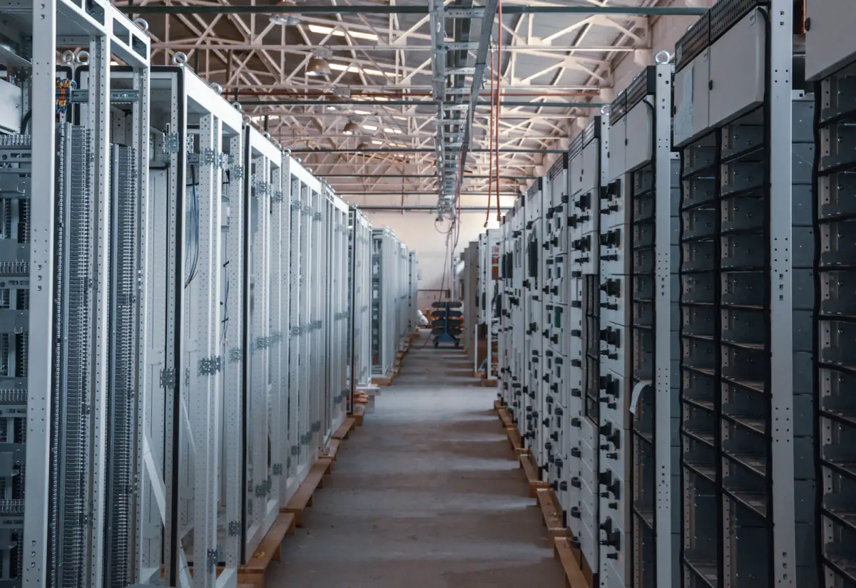 Une allée de serveurs dans une infrastructure de données sécurisée.