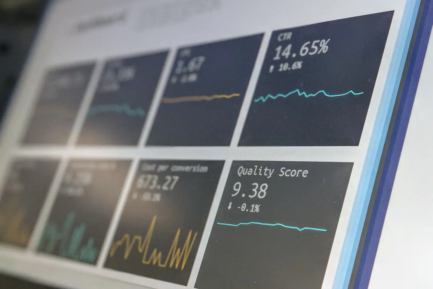 Des visualisations de données rendent lisibles plusieurs dimensions d’analyse.