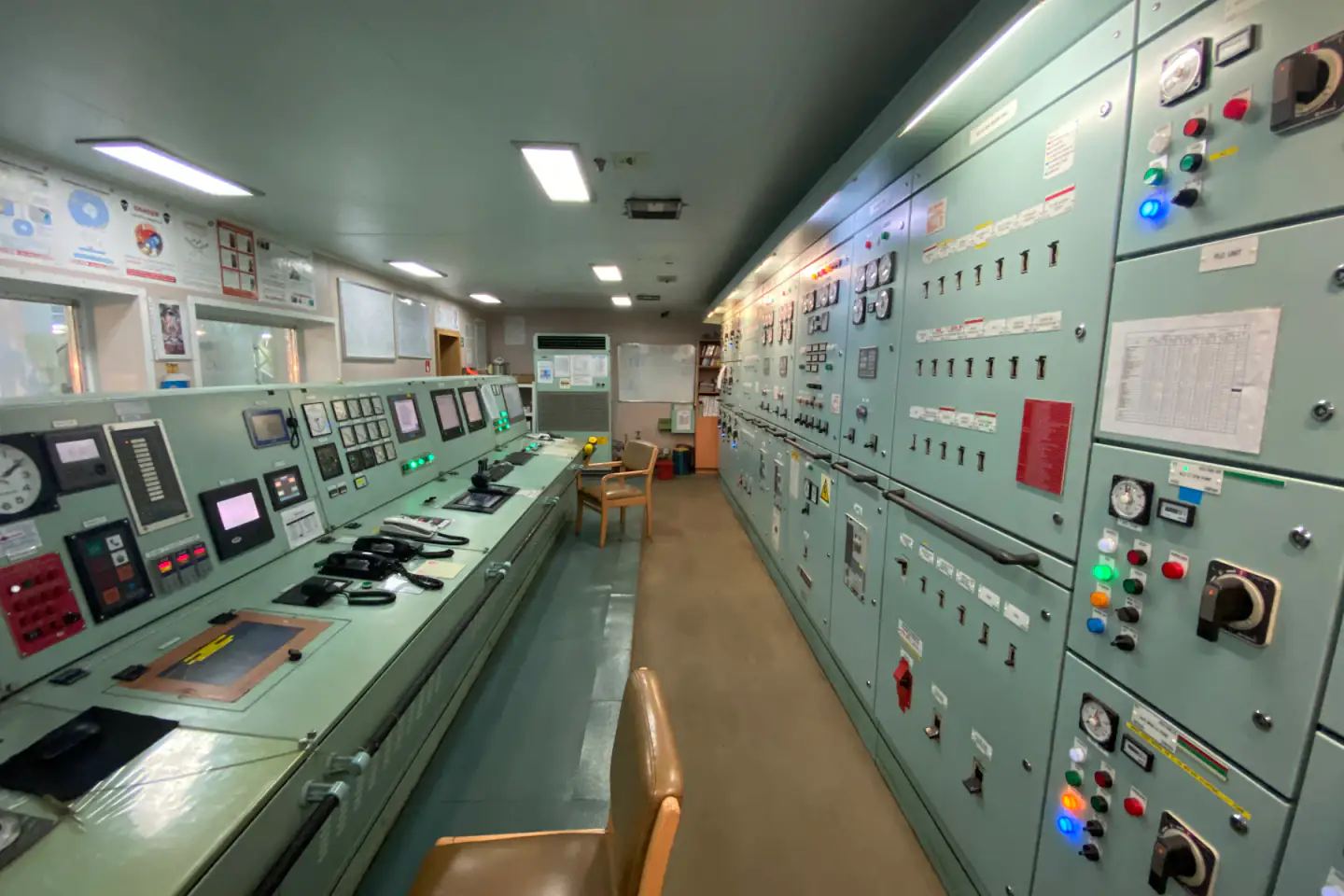 Des équipements électroniques sont supervisés dans une salle de contrôle.