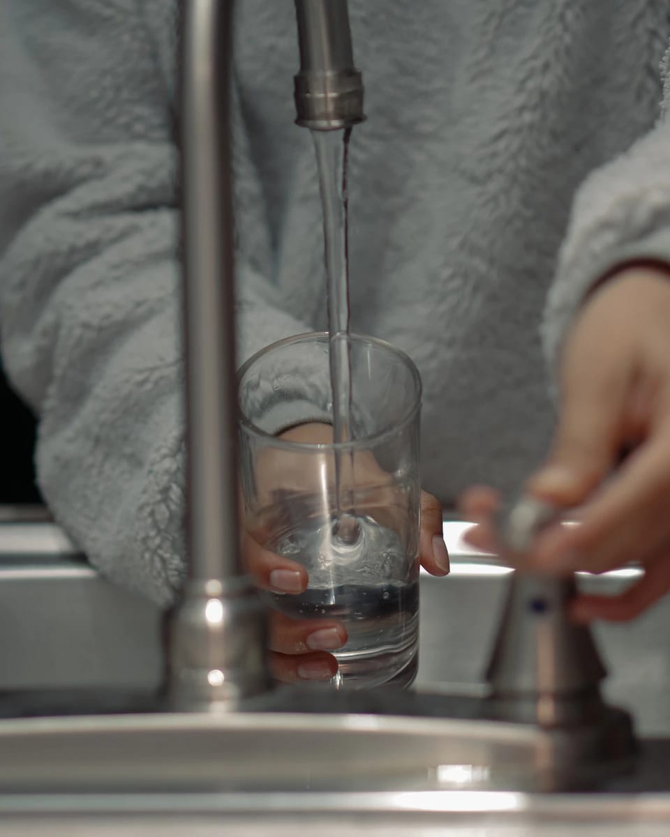 Un technicien observe un prélèvement d’eau destiné au diagnostic de qualité.