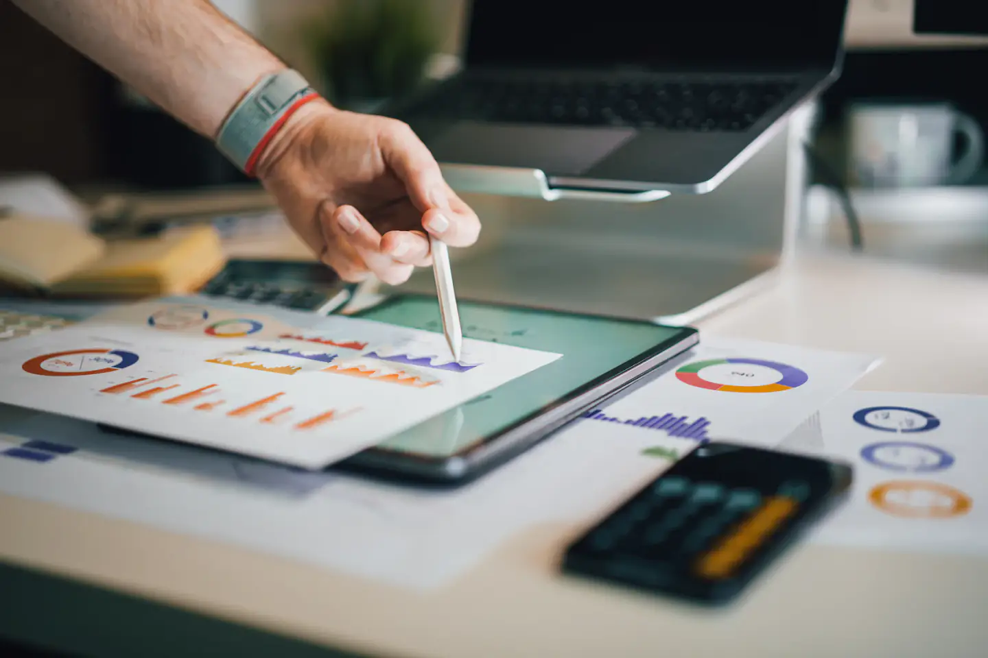 Un auditeur examine des graphiques et des contrôles sur une tablette.