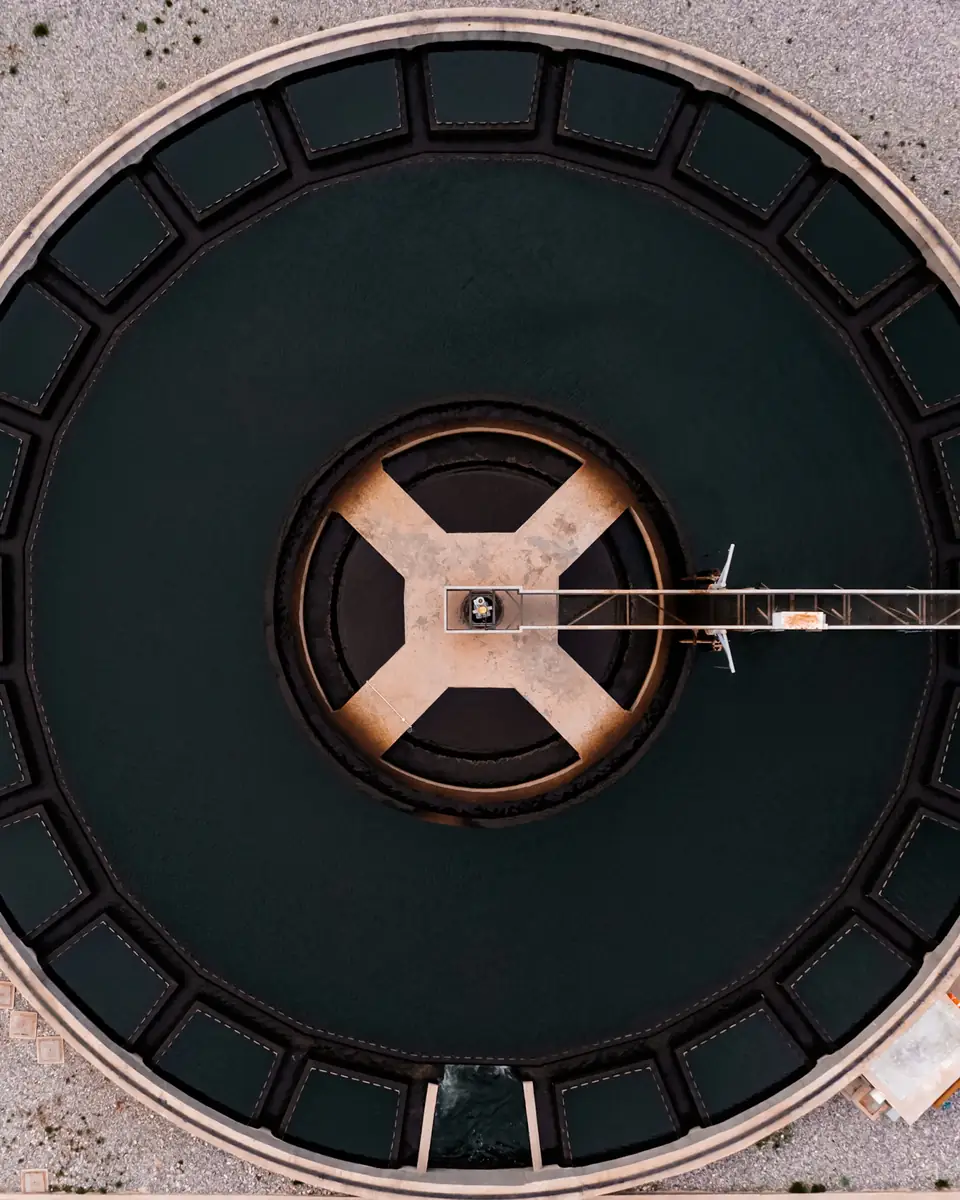 Vue aérienne d’un bassin circulaire dans une usine de traitement de l’eau.