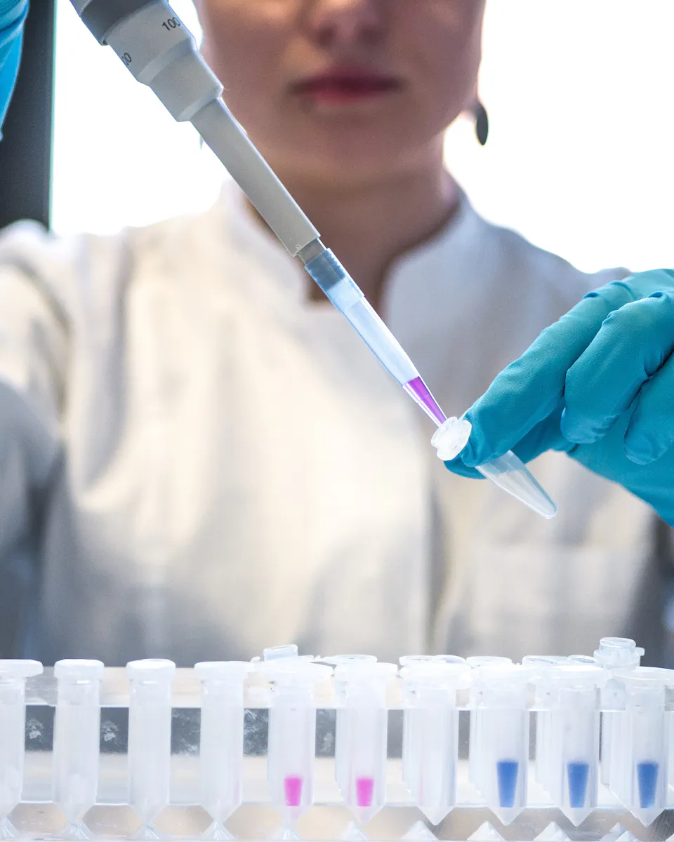 Une technicienne contrôle un échantillon d’eau dans un laboratoire.